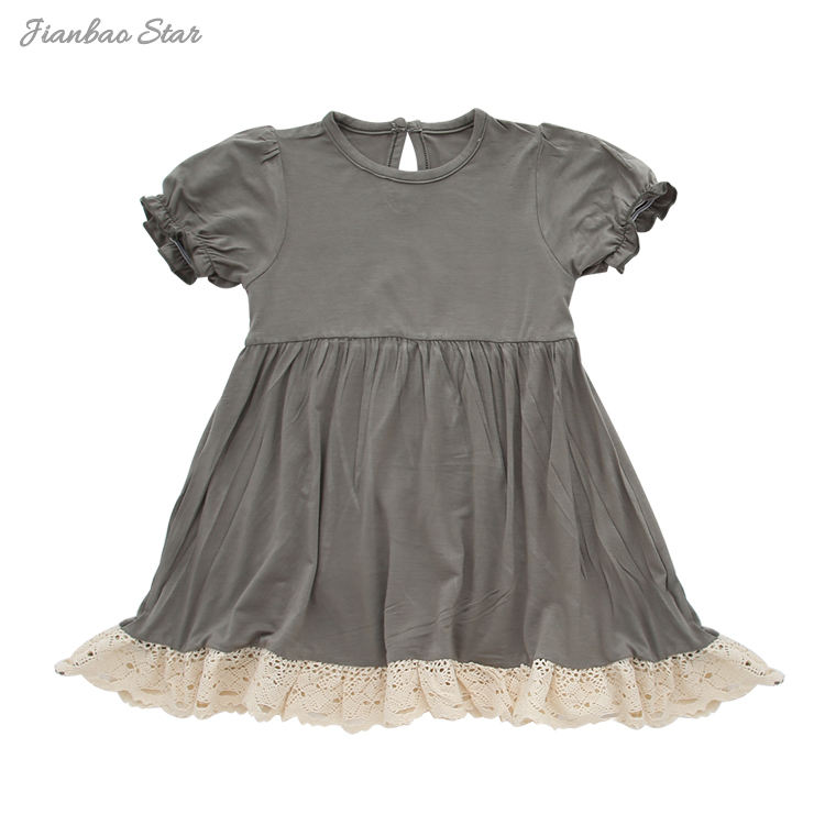Новый дизайн, одежда для малышей с короткими рукавами, мягкое, необычное, необычное, бамбуковое, с кружевной кромкой, наряд для младенцев, однотонное детское платье